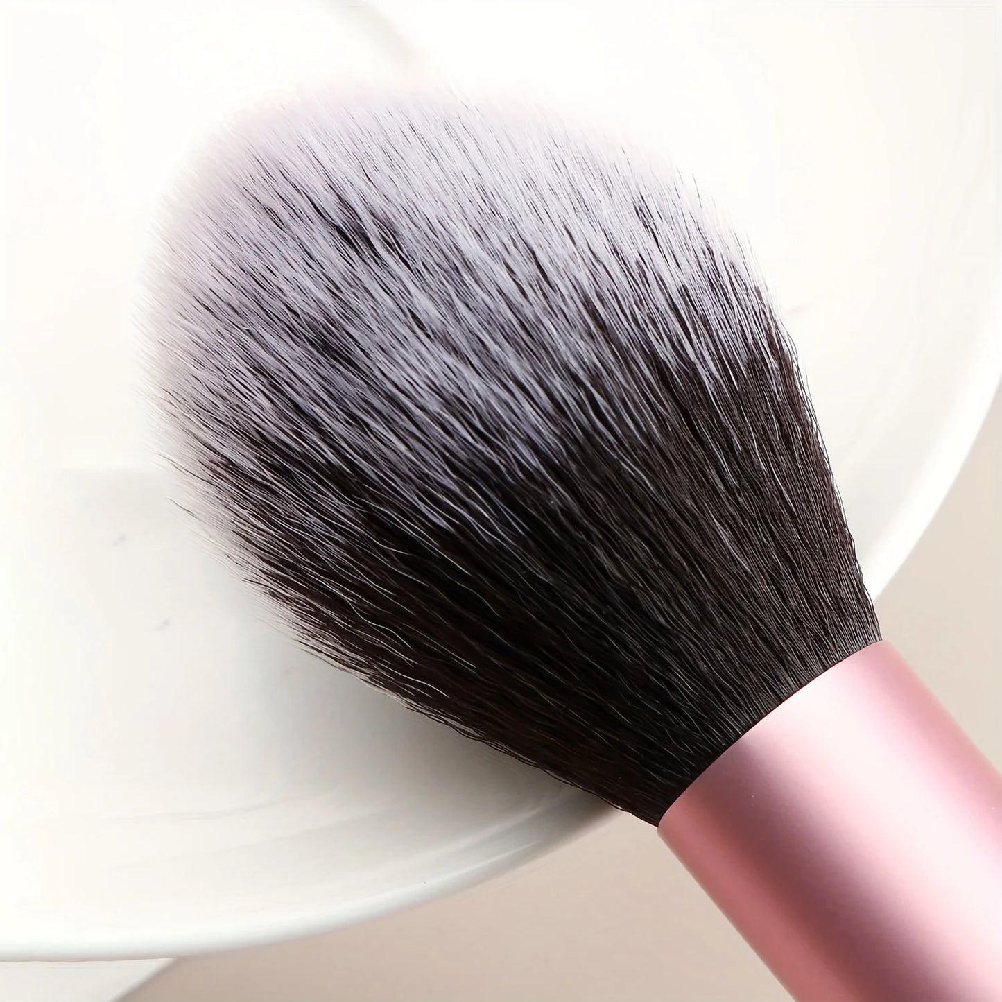 Pennello per blush: scolpisci e definisci le guance per un look raffinato: