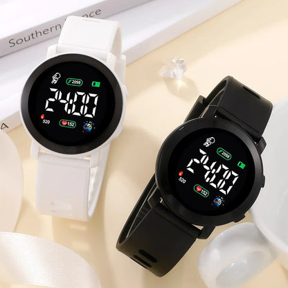 Questi orologi digitali LED sono per uomo e donna, con uno stile militare sportivo e cinturini in silicone. Hanno orologi elettronici e display LED per una facile lettura, ma non sono impermeabili: