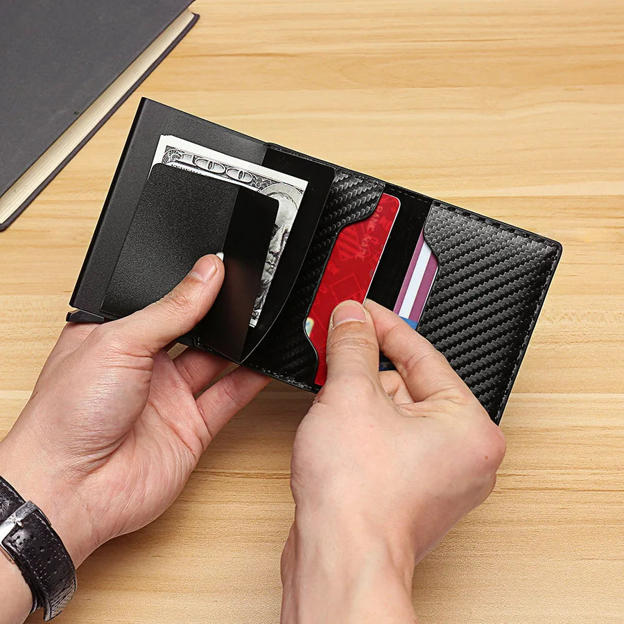 RFID-blocking card holder: Protect your cards stylishly.